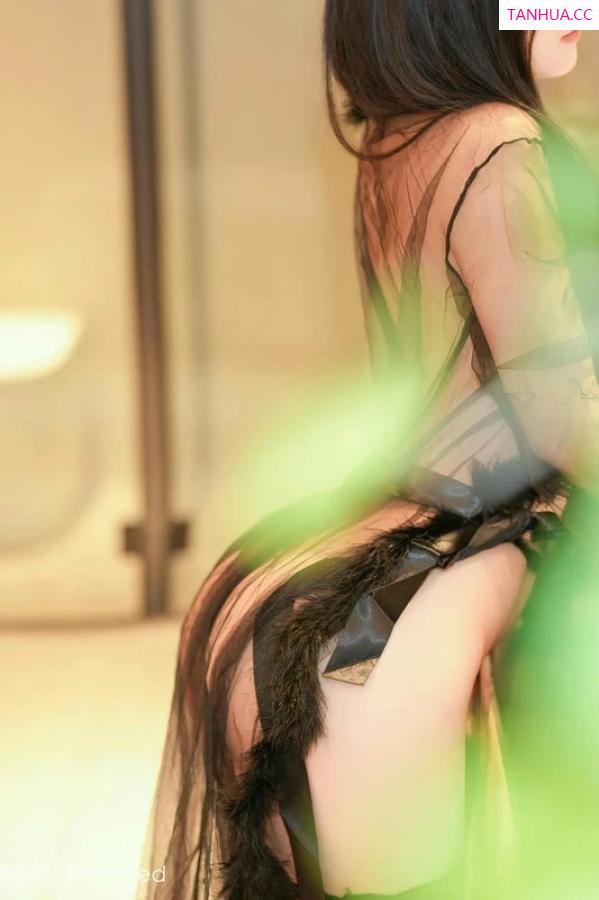   [XiuRen]高清写真图 2024.03.15 No.8238 小茶茶tea 黑丝美腿第54张图片